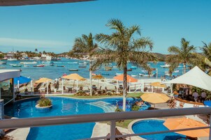 Habitación superior con 1 cama doble o 2 individuales, vistas a la piscina | Zona de estar | Una televisión LCD