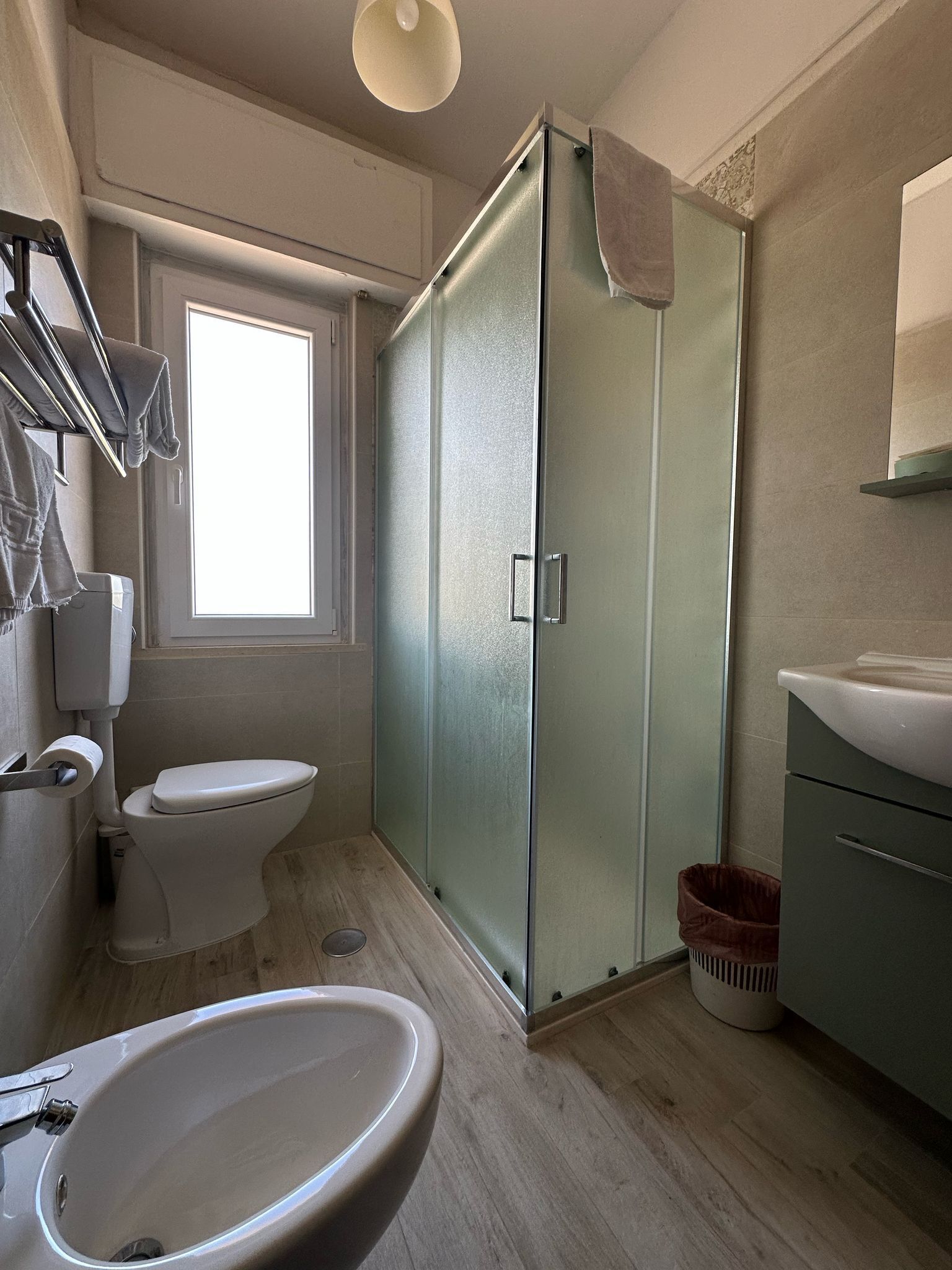 Un bagno con WC, lavandino e doccia.