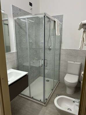 Ducha, artículos de tocador gratuitos, secador de pelo, bidet