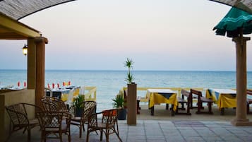 Aperto a colazione, pranzo e cena, cucina locale 