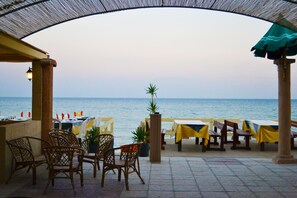 Serveert ontbijt, lunch, diner, lokale gerechten 