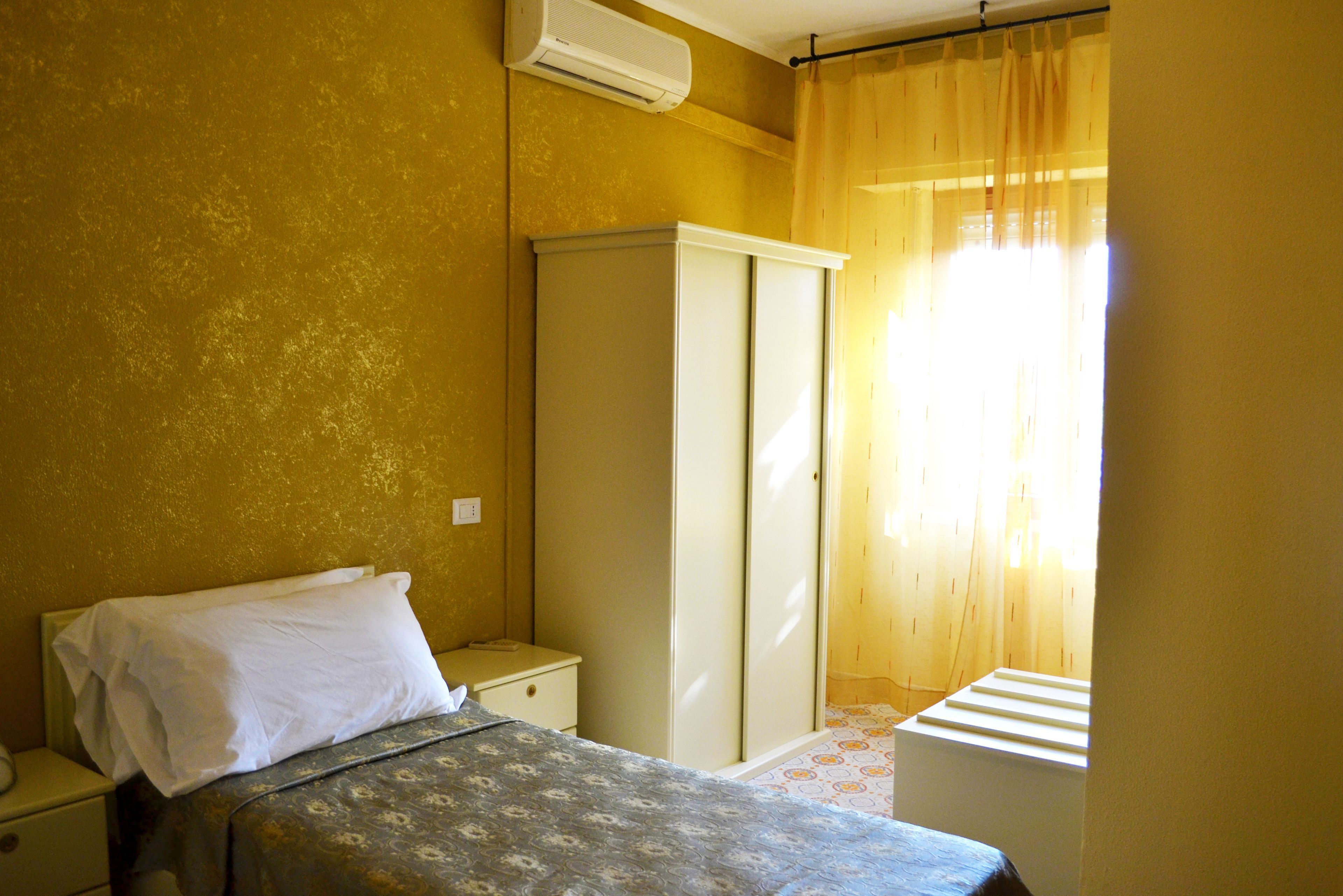 客房内保险箱、办公桌、免费婴儿床、免费 WiFi