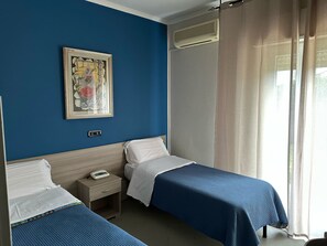 Twin kamer, uitzicht op tuin | Een kluis op de kamer, een bureau, gratis babybedden, gratis wifi