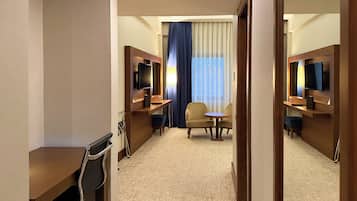 Superior Room, 1 Queen Bed, Non Smoking | Premium bedding, minibar, in-room safe, desk