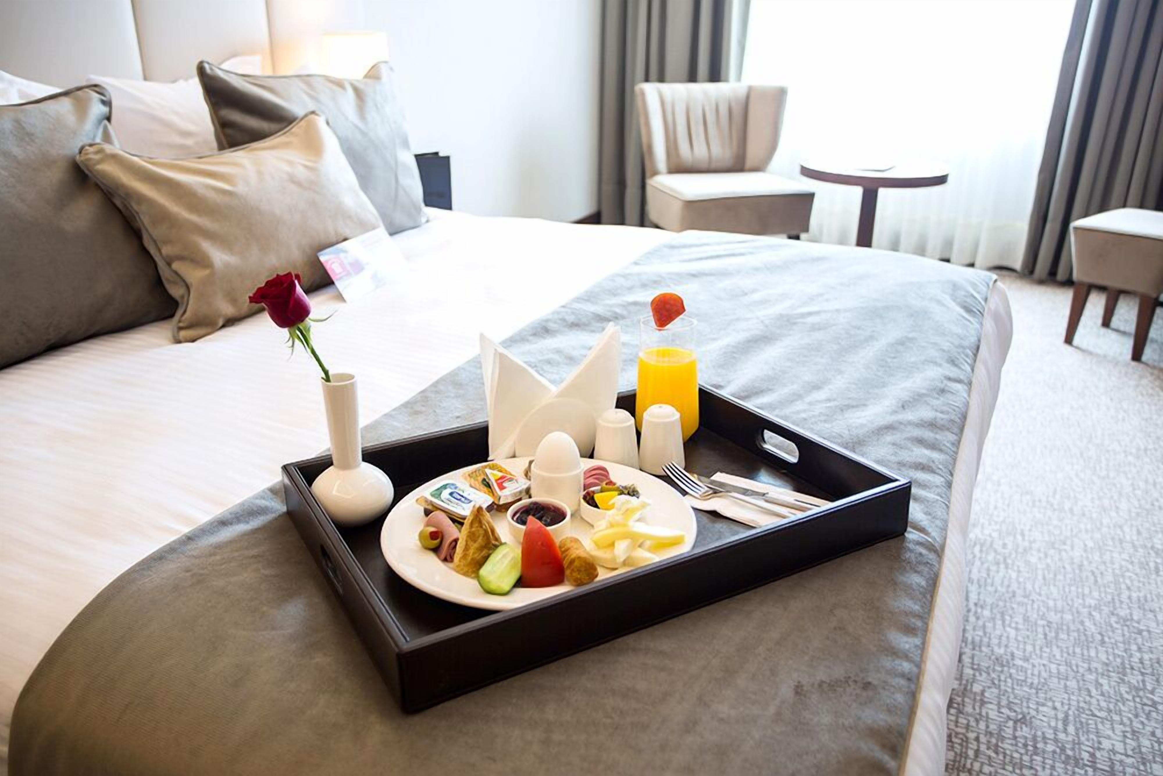 standard room, 1 queen bed, smoking | premium bedding, minibar, in-room safe, desk