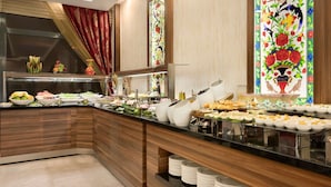 Un bufé con diversos alimentos y una vidriera decorativa.