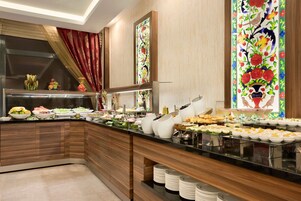 Desayuno buffet diario (EUR 15 por persona)