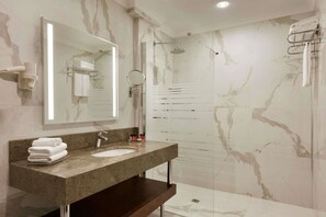 Douche, douche à « effet pluie », articles de toilette gratuits