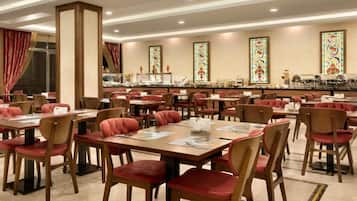 Bữa sáng buffet hàng ngày (15 EUR/mỗi người)