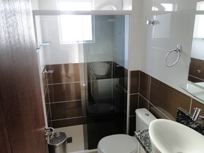 Habitación doble | Baño | Ducha y toallas