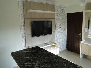 Double Room | Living area | LED TV - Residencial Nicole (Florianópolis)