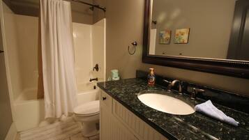 Premium Apartment, 3 Bedrooms, Non Smoking | Bathroom | Combined shower/tub, free toiletries, towels