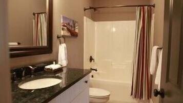 Premium Apartment, 3 Bedrooms, Non Smoking | Bilik Mandi | Gabungan pancuran/tab mandi, kelengkapan dandanan diri percuma