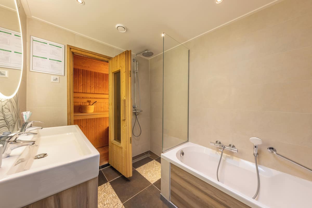 Deluxe Cottage, 2 Bedrooms | Bathroom | Separate bathtub and shower