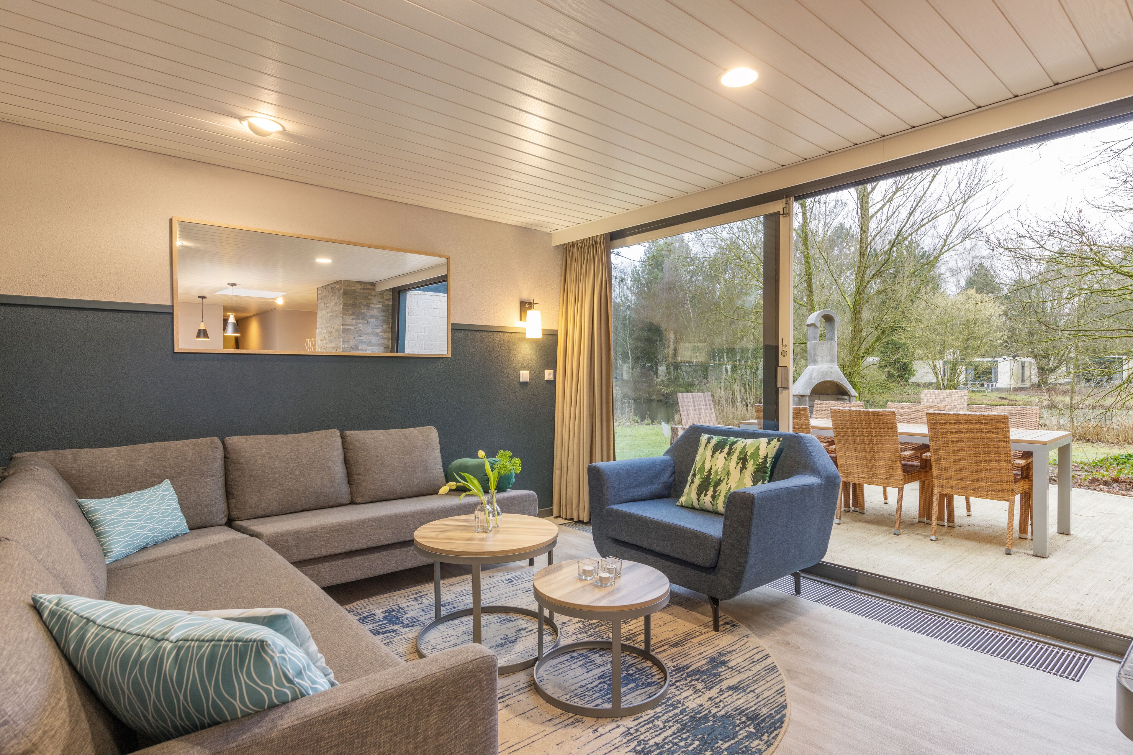 TV 80-cm có truyền hình cáp, lò sưởi 