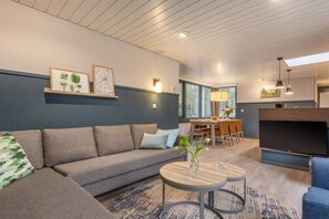 Småhus – deluxe, 3 soverom | Oppholdsområde | En 80-centimeters TV med kabel-kanaler samt peis