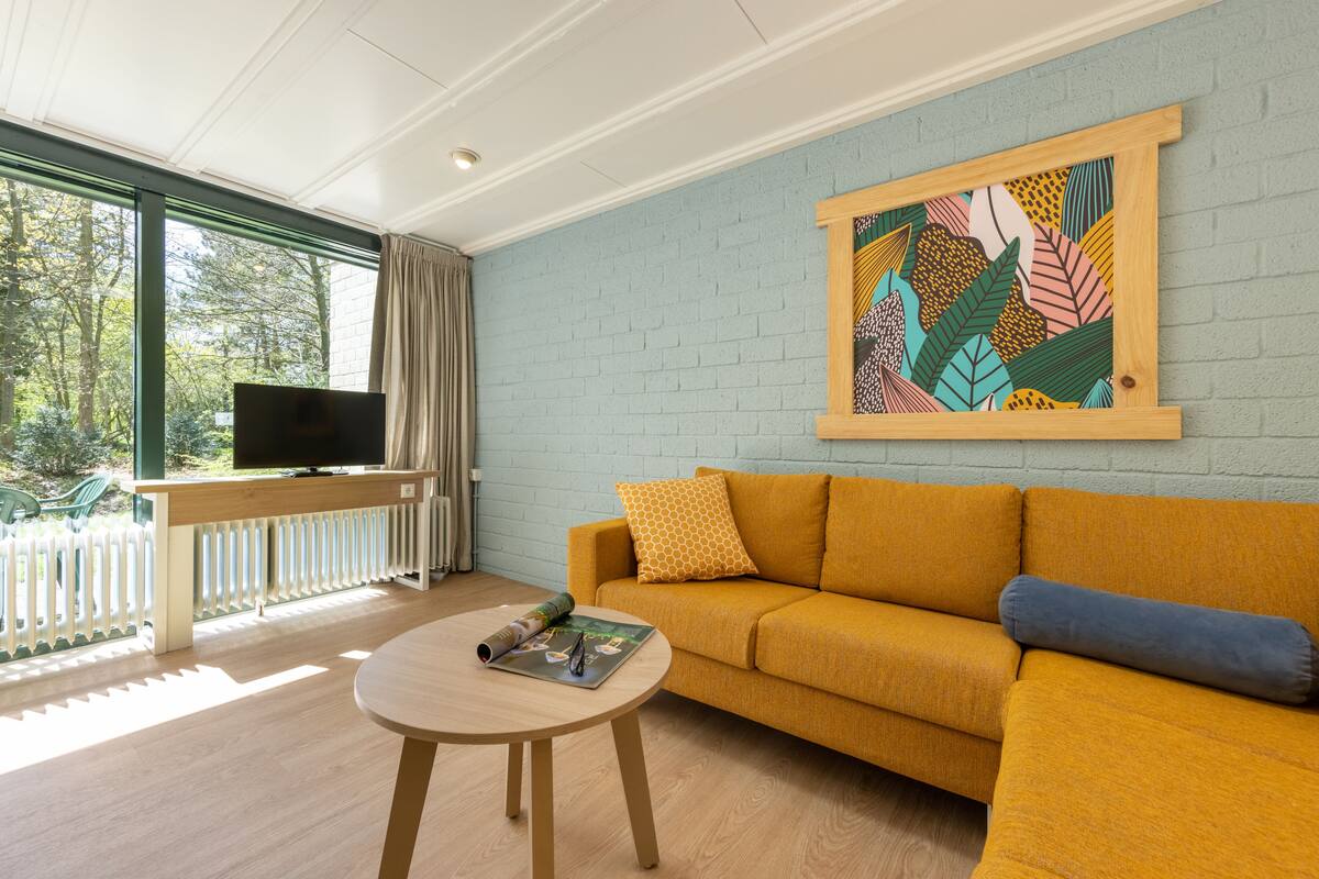 Casa de campo Confort, 2 habitaciones | Área de sala de estar | Televisión de 80 cm con canales por cable y chimenea