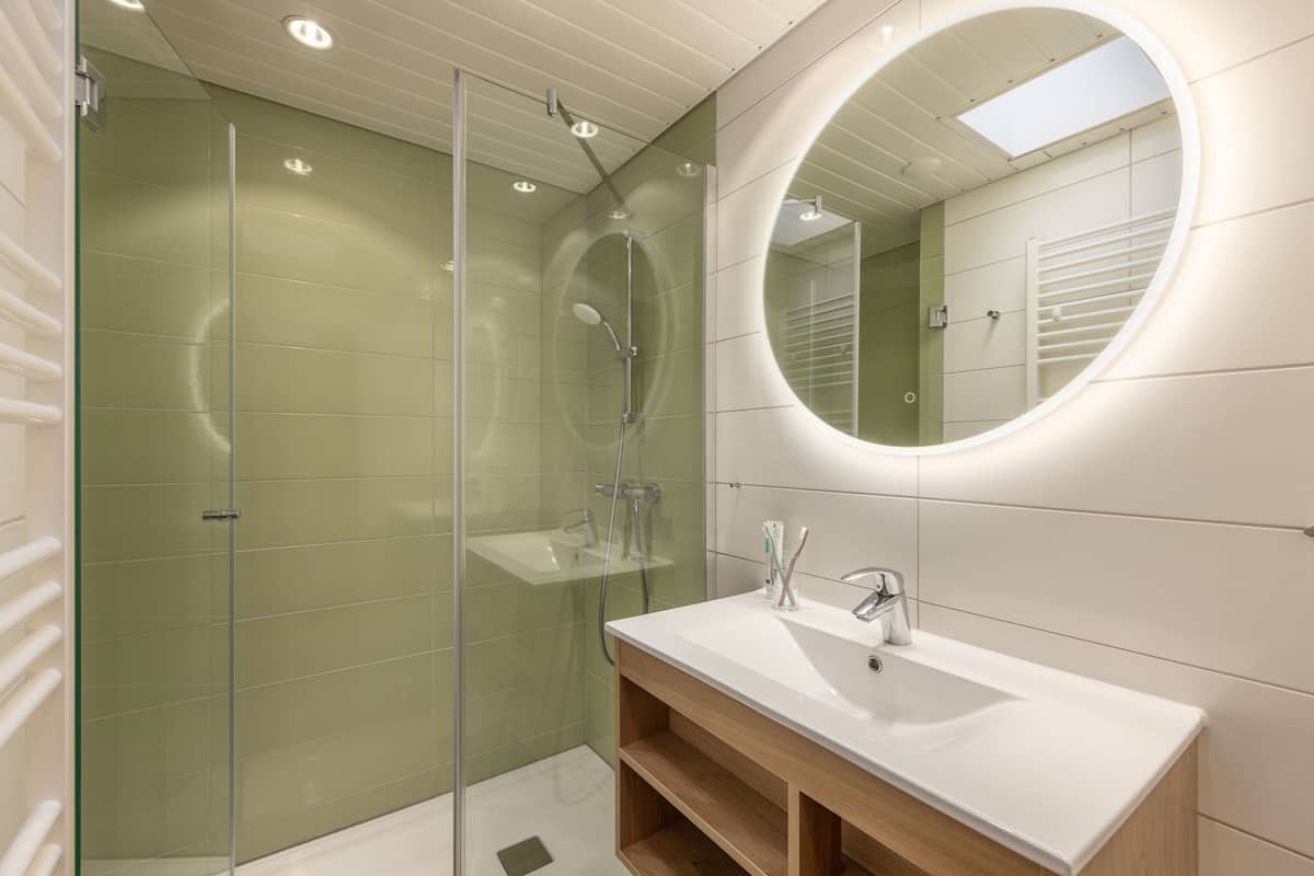 Comfort Cottage, 2 Bedrooms | Bathroom | Separate bathtub and shower