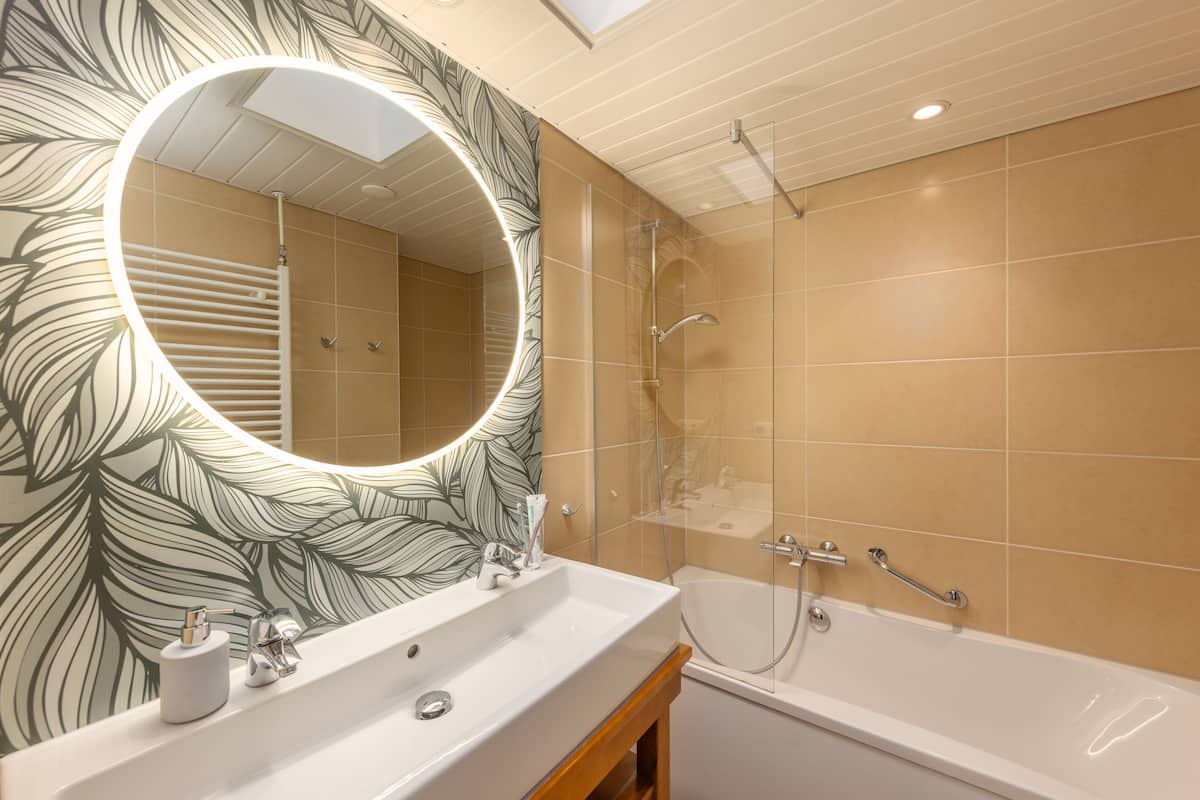 Premium Cottage, 3 Bedrooms | Bathroom | Separate bathtub and shower