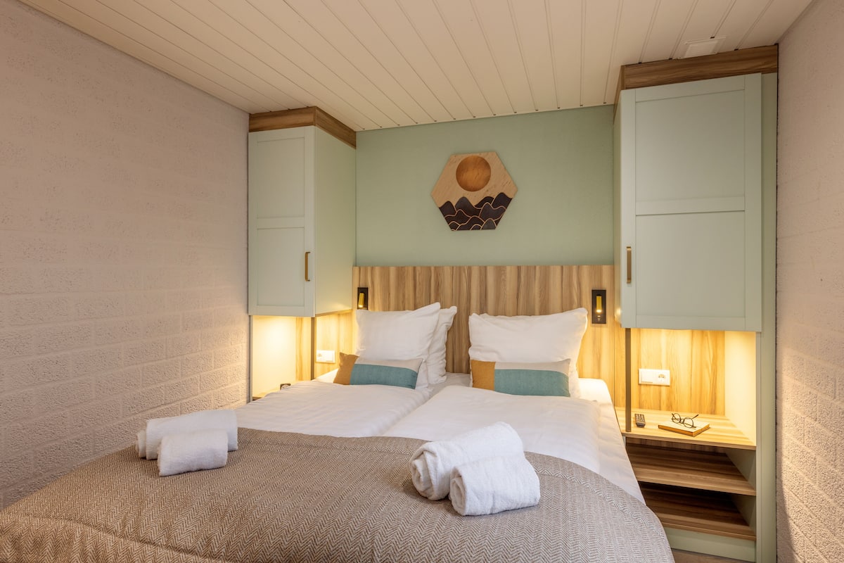 Deluxe Cottage, 1 Bedroom | In-room safe, free WiFi, bed sheets