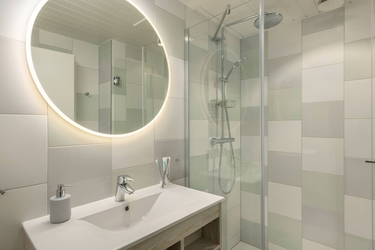 Premium Cottage, 4 Bedrooms | Bathroom | Separate bathtub and shower