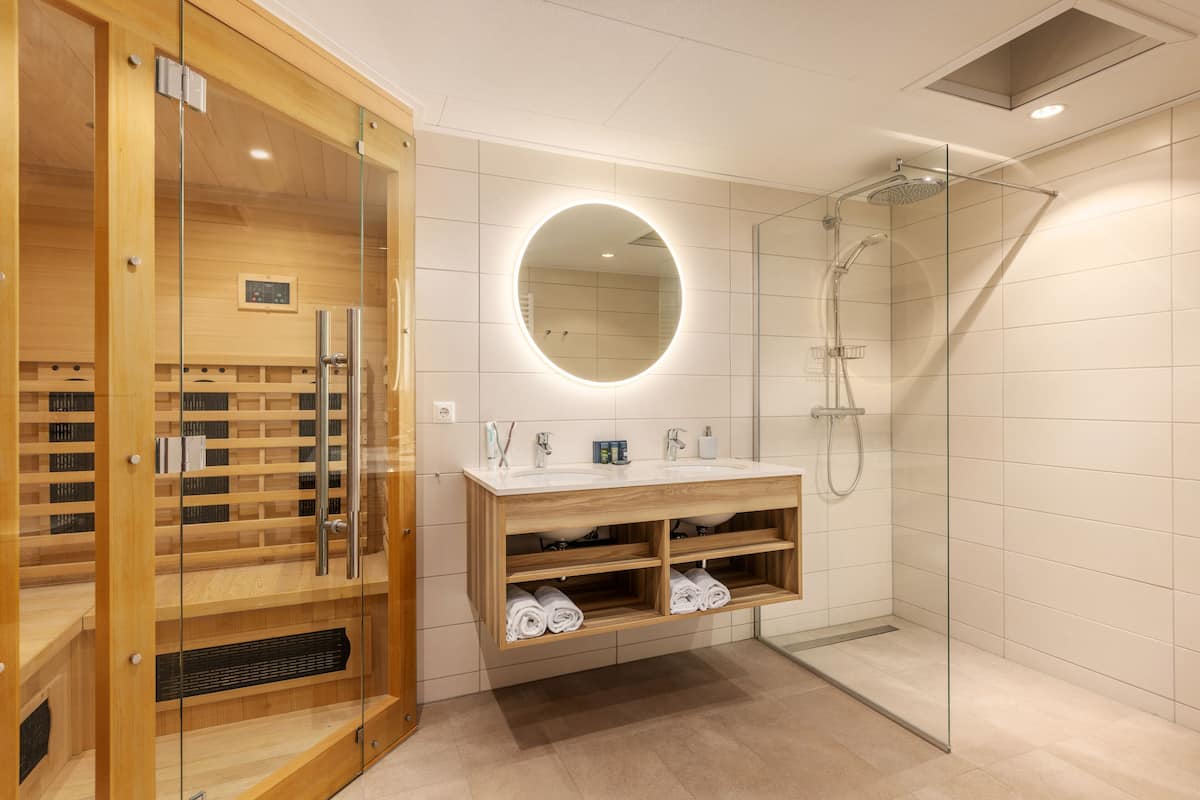 Deluxe Cottage, 3 Bedrooms | Bathroom | Separate bathtub and shower