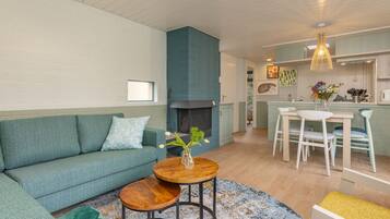 Premium cottage, 3 slaapkamers | Woonkamer | Een 80-cm televisie met kabelzenders en een open haard