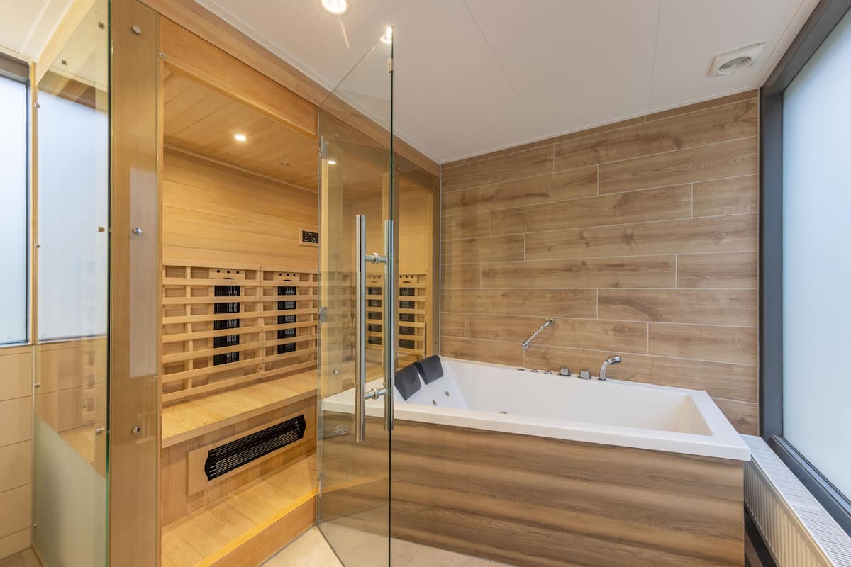 Deluxe Cottage, 1 Bedroom | Bathroom | Separate bathtub and shower