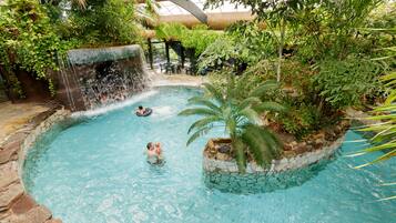 2 albercas techadas, alberca al aire libre y salvavidas en la propiedad