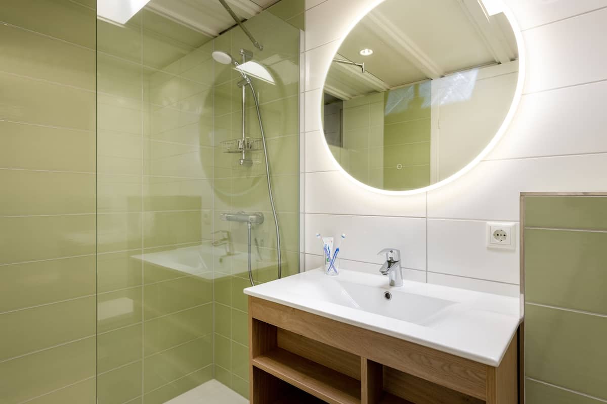 Comfort Cottage, 2 Bedrooms | Bathroom | Separate bathtub and shower