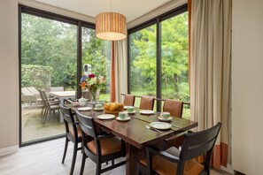 Elite Cottage, 3 Bedrooms | In-room dining