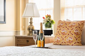Chambre classique, 1 grand lit | Literie de qualité, coffre-fort, système d’insonorisation