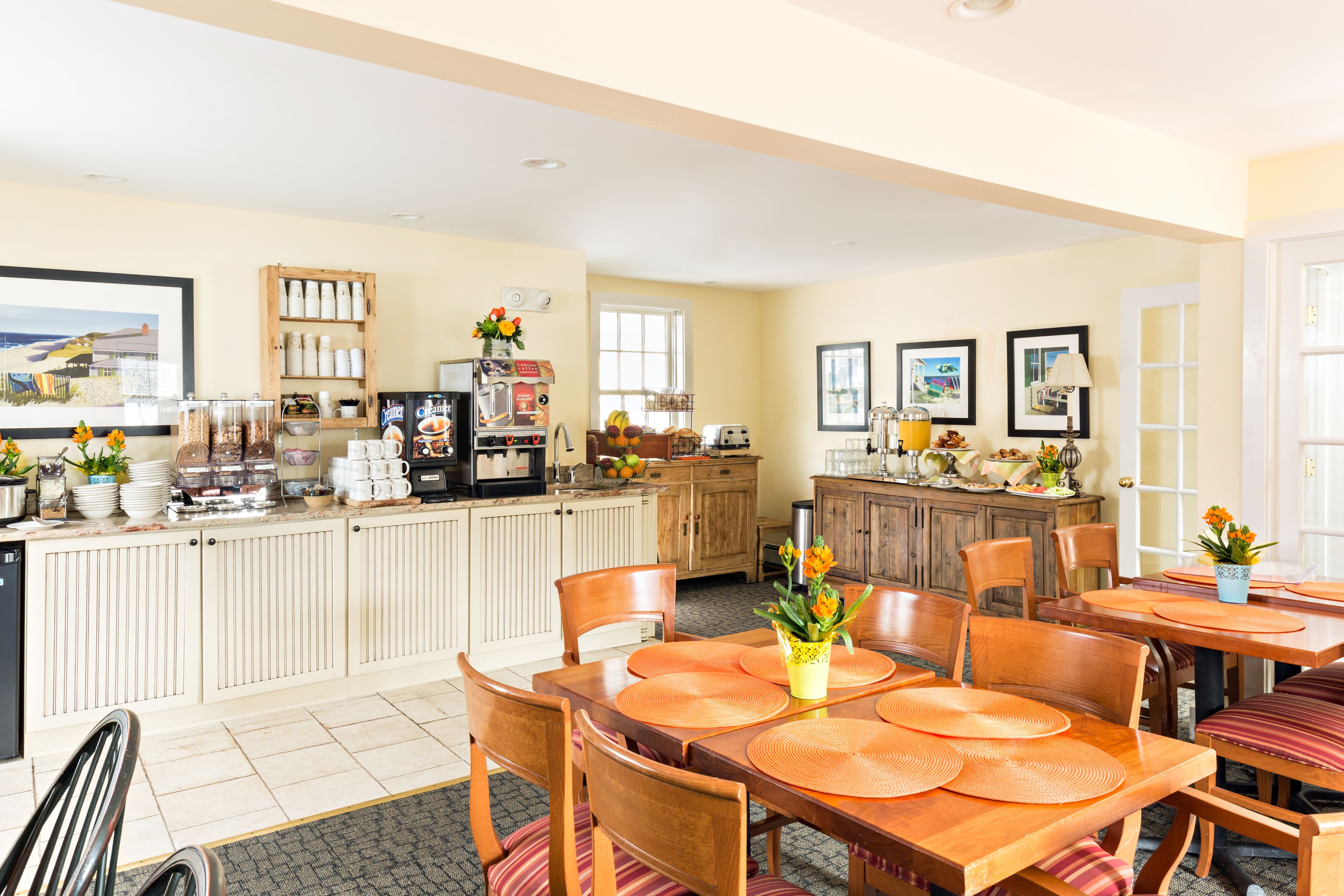 بوفيه فطور مجانًا يوميًا