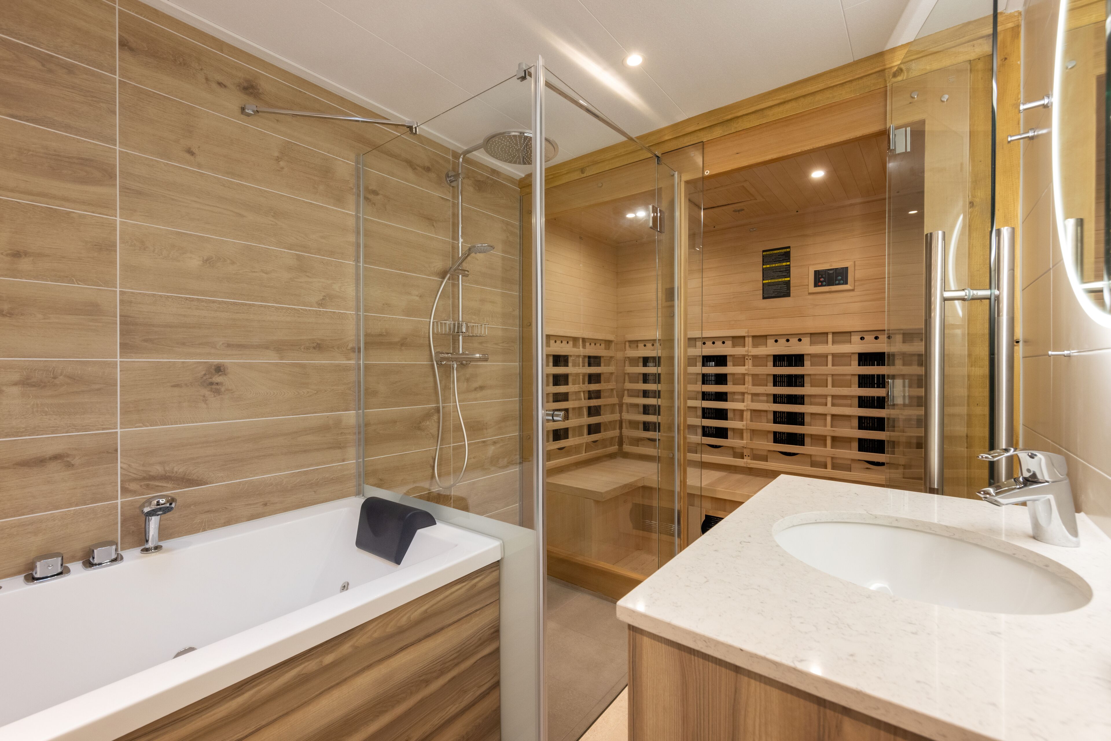 Deluxe cottage, 2 slaapkamers | Badkamer | Een aparte badkuip en douche, handdoeken
