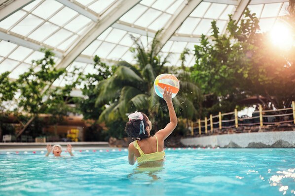 Sisäuima-allas, ulkouima-allas, hengenpelastajia paikan päällä