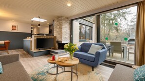 Småhus – deluxe, 3 soverom | Oppholdsområde | En 80-centimeters TV med kabel-kanaler