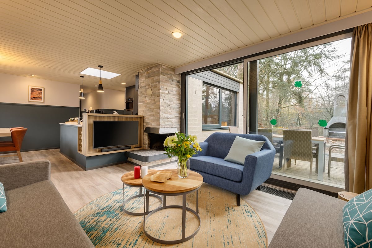 Casa de campo Deluxe, 3 habitaciones | Área de sala de estar | Televisión de 80 cm con canales por cable