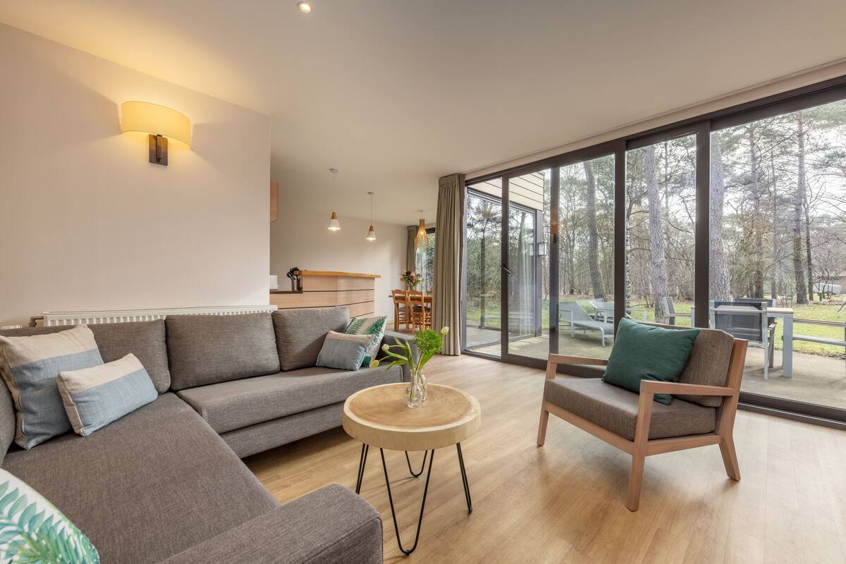 Småhus – premium, 2 soverom | Oppholdsområde | En 80-centimeters TV med kabel-kanaler