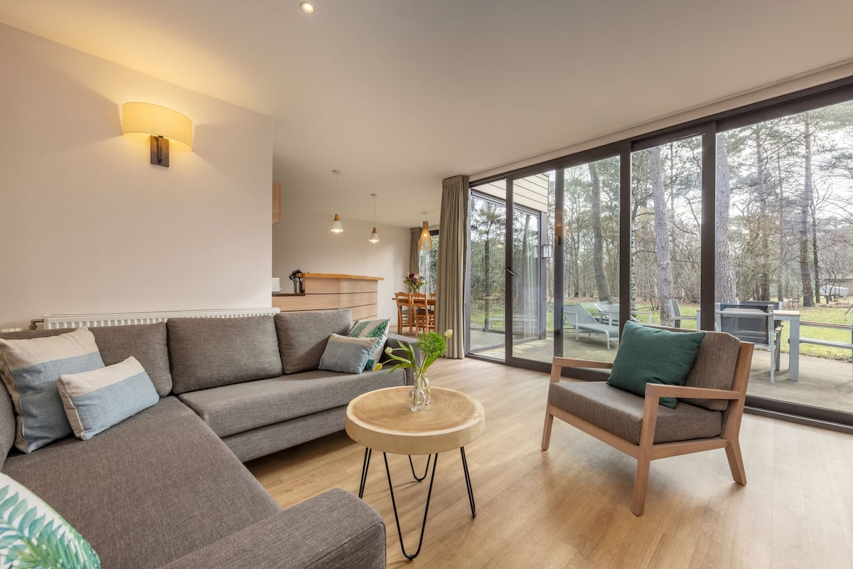 Casa de campo Premium, 2 habitaciones | Área de sala de estar | Televisión de 80 cm con canales por cable