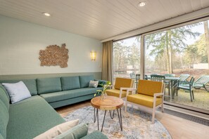 프리미엄 코티지, 침실 4개 | 거실 공간 | 케이블 채널 시청이 가능한 80cm TV