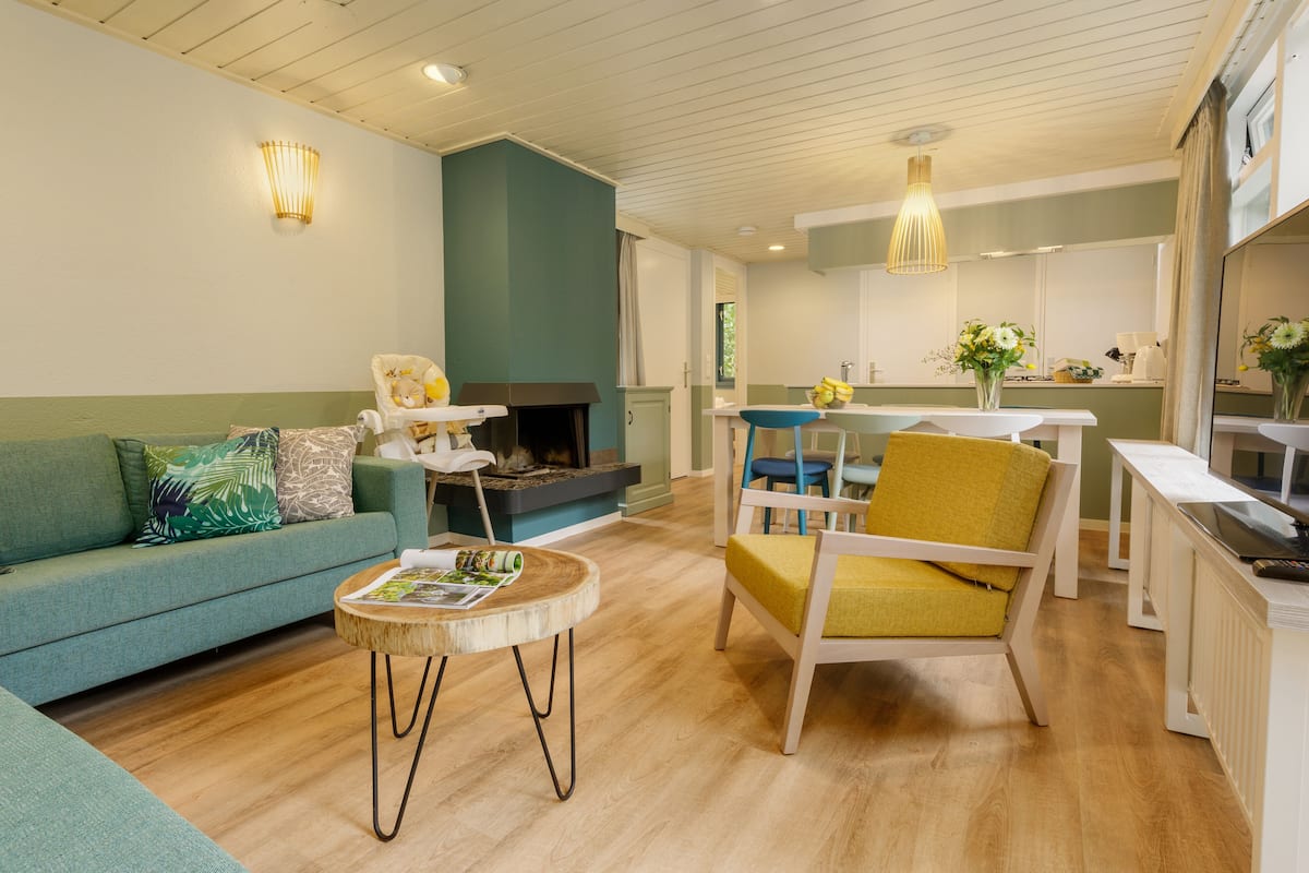 Casa de campo Premium, 3 habitaciones | Área de sala de estar | Televisión de 80 cm con canales por cable