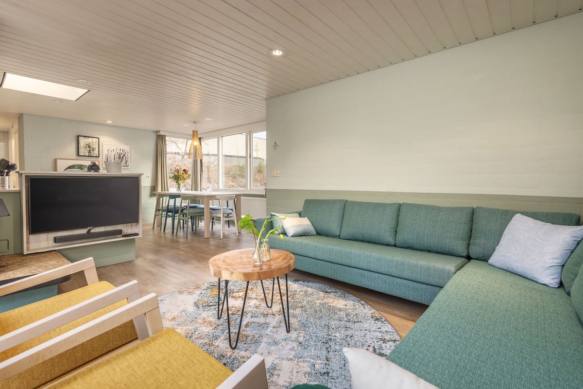 Casa de campo Premium, 4 habitaciones | Área de sala de estar | Televisión de 80 cm con canales por cable
