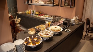Un buffet proposant une variété de desserts et de boissons.