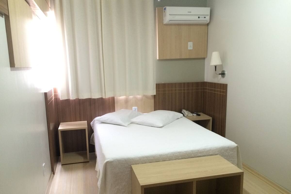 Minibar, wifi gratis y ropa de cama 
