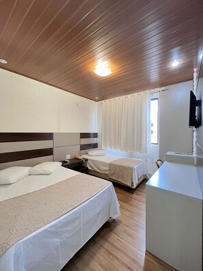 Family Room | Minibar, free WiFi, bed sheets - Regente Hotel (Pato Branco)