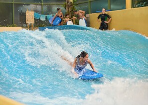 Piscine couverte, piscine extérieure, maîtres-nageurs sur place