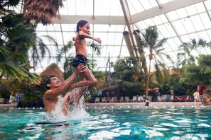 Piscine couverte, piscine extérieure, maîtres-nageurs sur place