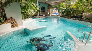 Una piscina techada, una piscina al aire libre