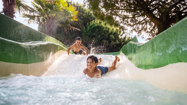 A water slide with two children sliding down. - Center Parcs Port Zélande (Ouddorp)