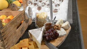 A buffet with various cheeses, fruits, and condiments. - Center Parcs Port Zélande (Ouddorp)